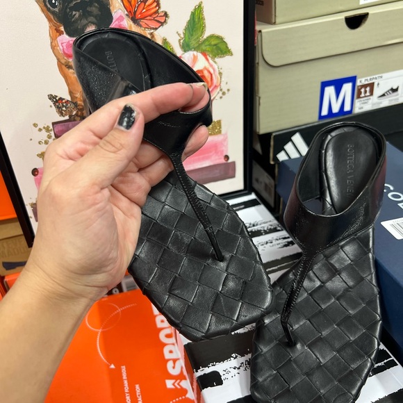 🔥🔥Bottega Veneta Marella 45MM Leather Block-Heel Sandals retail is $1,100 - Picture 3 of 10